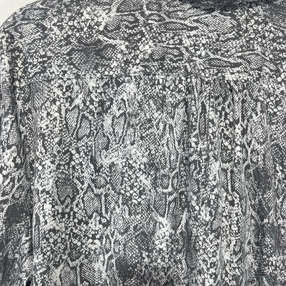Chico's Snakeskin Reptile Print Pop Over Blouse 1/2 Button Front Gray Size 4/XXL - Picture 4 of 8
